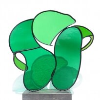 "Rood in gedachten", 63 x 57 cm mondgeblazen glas, verzinkt en gemoffeld smeedwerk kunstenaar: Jan Leenknegt Galerie Delfi Form