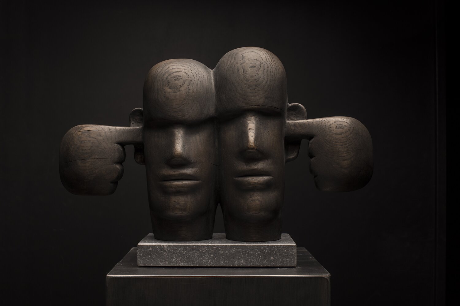 Beeld 'Angry Men Connected'